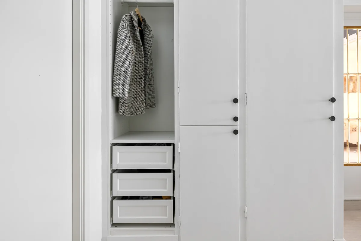 A custom Florida walk-in closet system with moisture-tolerant shelving, hanging sections, and drawers, with space for airflow