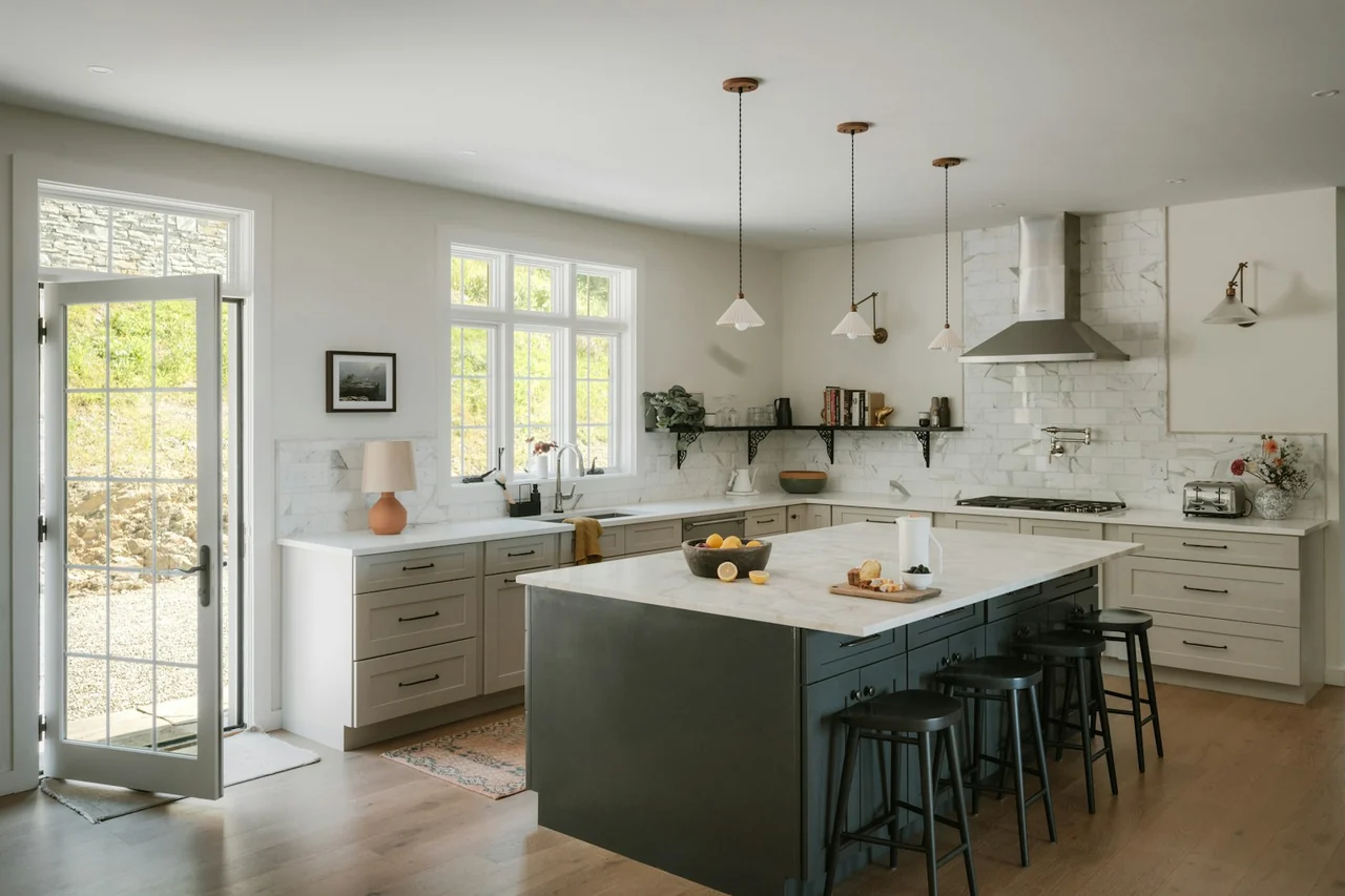 Drawer-Base vs Door Cabinets in Florida Kitchens
